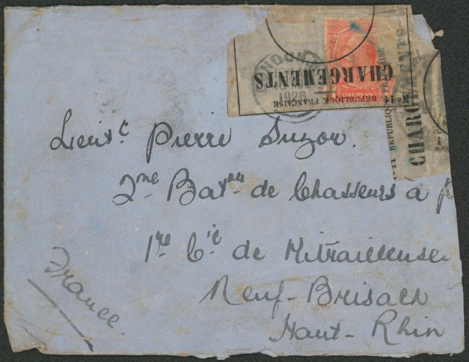 Lettre en provenance d'Angleterre çàd London (1926), abimé lors du transport + bandelette de réparation "Chargements" > Neuf-Brisach. Note en rouge au verso. "