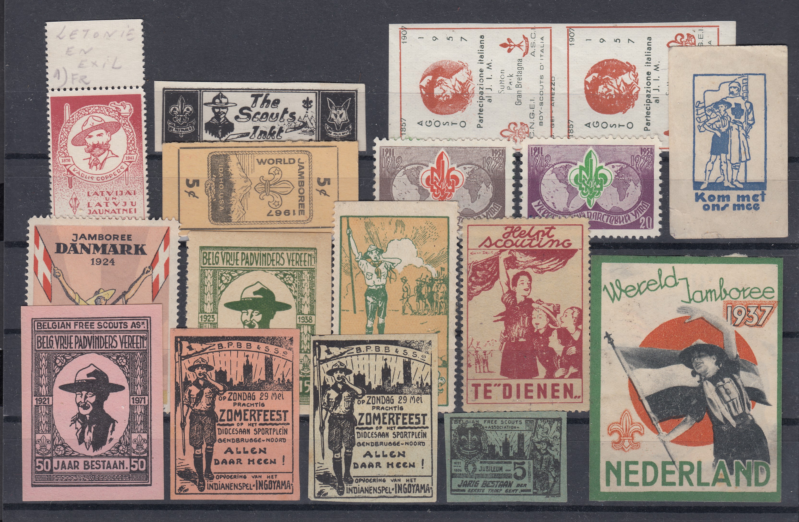 Lot de 17 vignettes « SCOUT » de divers pays.